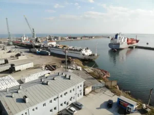 Read more about the article Un marinar a murit și alți patru sunt căutați, după ce un remorcher s-a scufundat în Portul Midia