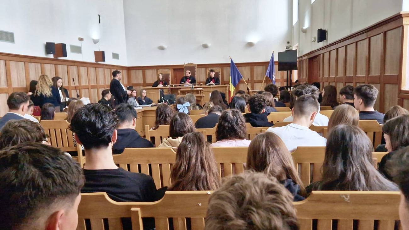 You are currently viewing Elevi din Găești, „în sala de judecată”. Simulare de proces la Tribunalul Dâmbovița