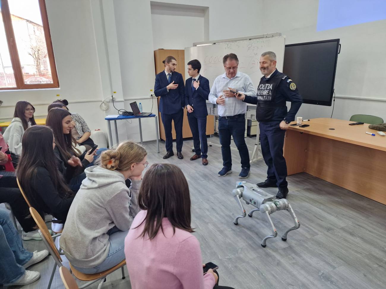 You are currently viewing Activități de educație financiară susținute de Rotary Club Târgoviște la Colegiul „Constantin Carabella”