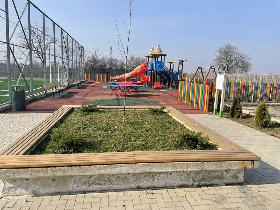 You are currently viewing Investiție în educație și sport la Tărtășești. Complex modern inaugurat în curtea școlii