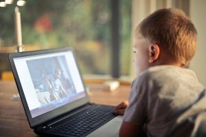 Read more about the article Un studiu recent arată că 93% dintre copiii cu vârste între 10 și 18 ani utilizează internetul zilnic