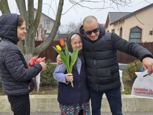 Read more about the article Flori și mărțișoare pentru locuitoarele comunei Ulmi, din partea administrației locale