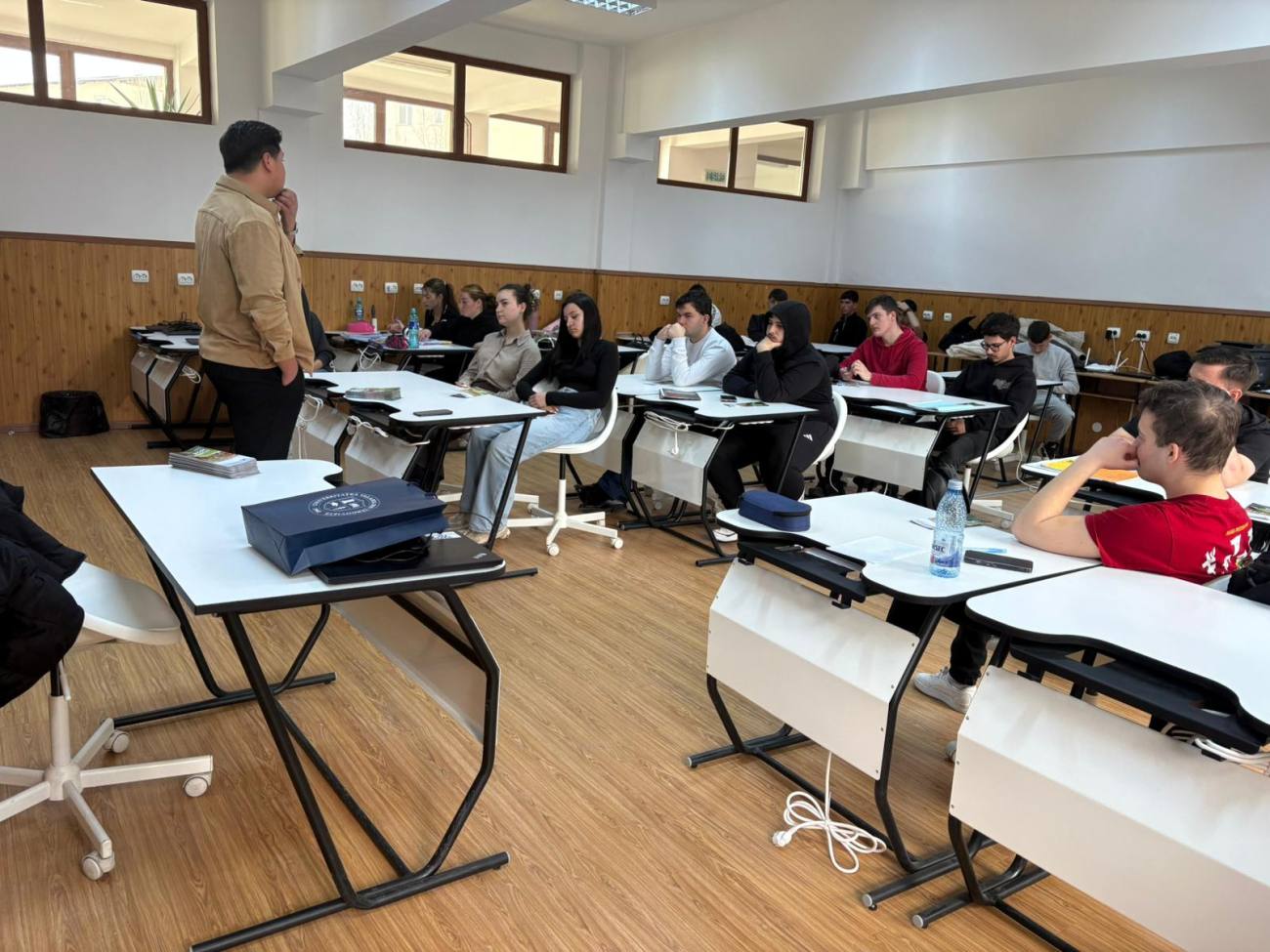 You are currently viewing Studenții UVT, în liceele din Târgoviște pentru promovarea admiterii 2026