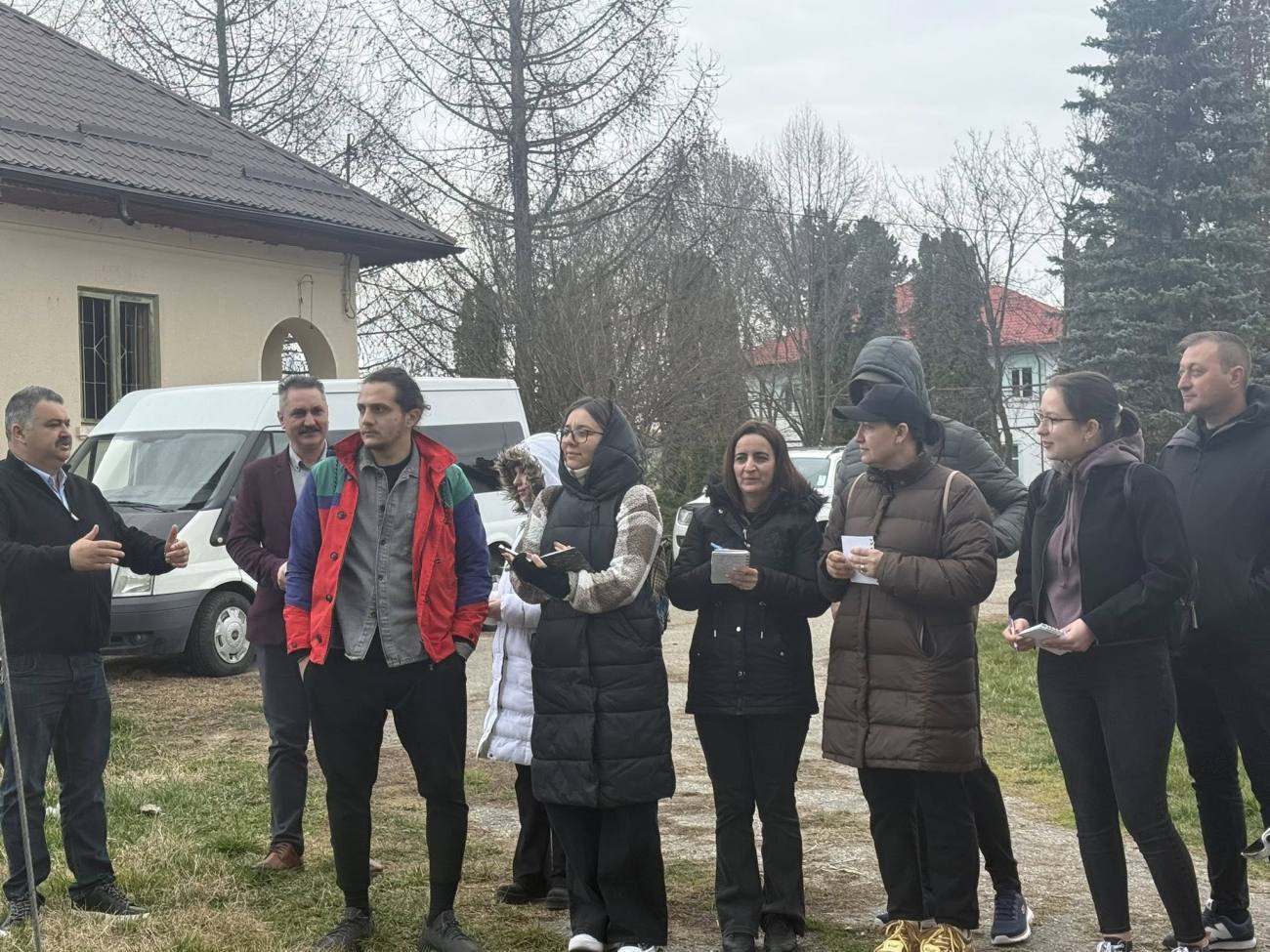 You are currently viewing Studenții Universității „Valahia” din Târgoviște, vizită practică la Stațiunea Pomicolă Voinești
