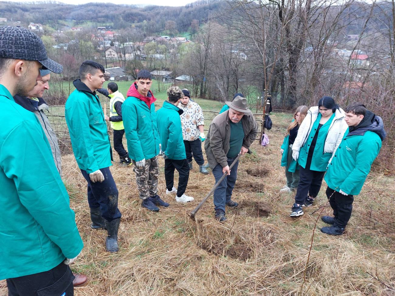 You are currently viewing „Maratonul Verde” continuă la Vulcana-Pandele. Elevi și silvicultori, implicați în plantări la Toculești