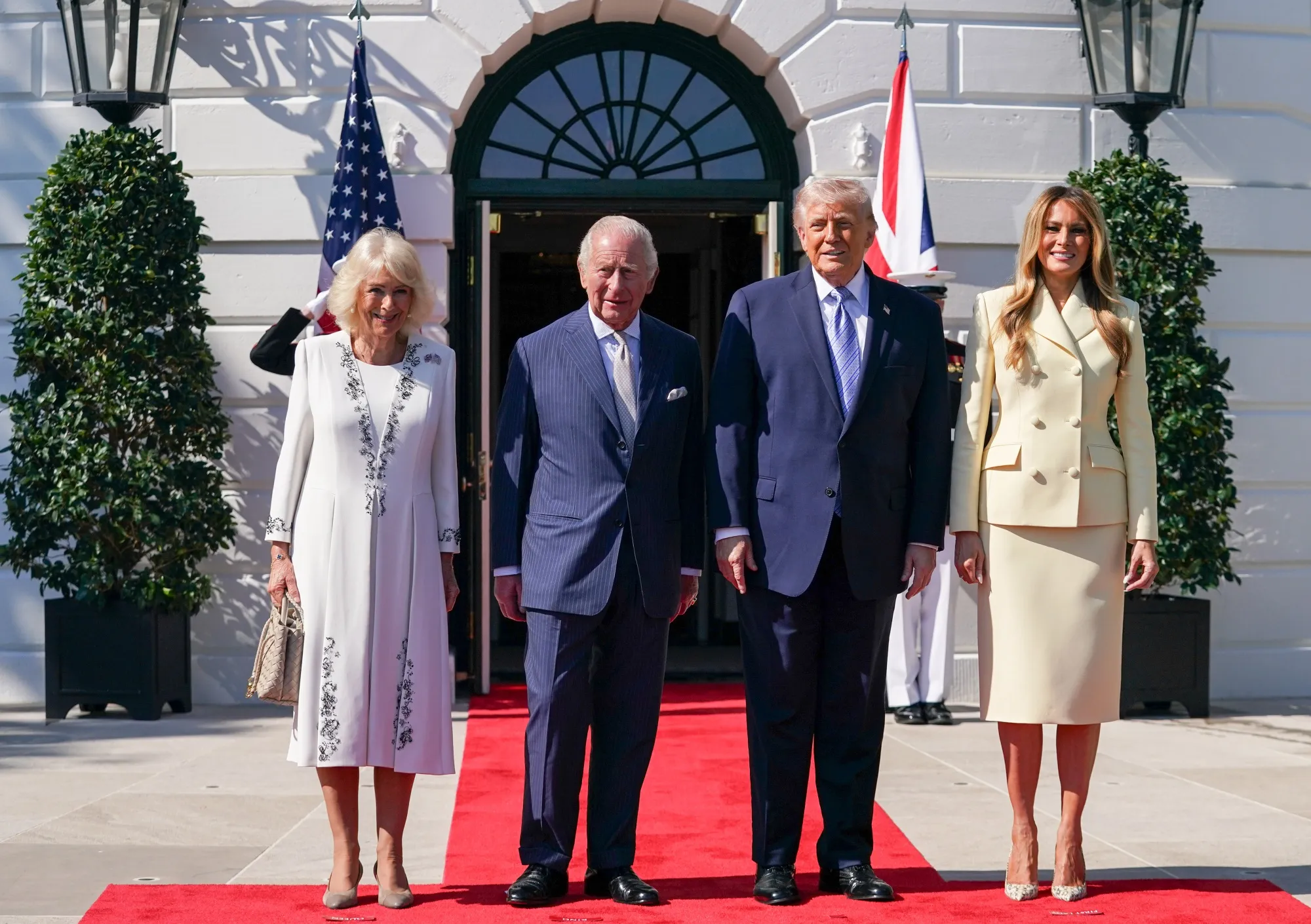 You are currently viewing Regele Charles și Regina Camilla s-au întâlnit cu Trump la Casa Albă