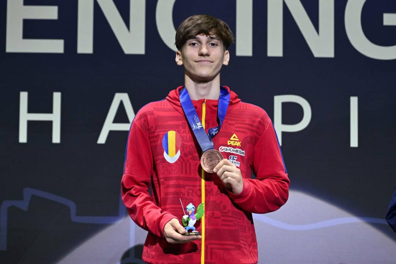 You are currently viewing Matei Radu, medaliat cu bronz la Campionatele Mondiale de scrimă din Brazilia. Tricolorul a urcat pe podium la sabie cadeți