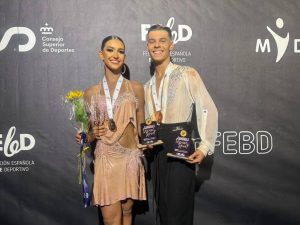 Read more about the article O nouă performanță pentru sportul românesc! Perechea formată din Patrick Berbece și Andreea Sturzinschi, medaliată cu bronz la Campionatul European de 10 Dansuri Under 21