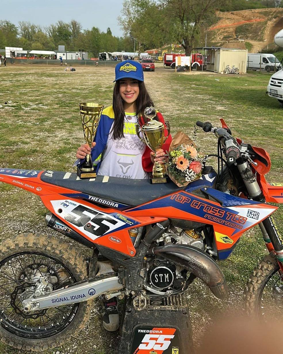 You are currently viewing Tricolorul românesc strălucește pe scena motocrossului european! Performanță de excepție pentru Theodora Gumeniuc la debutul Campionatului European