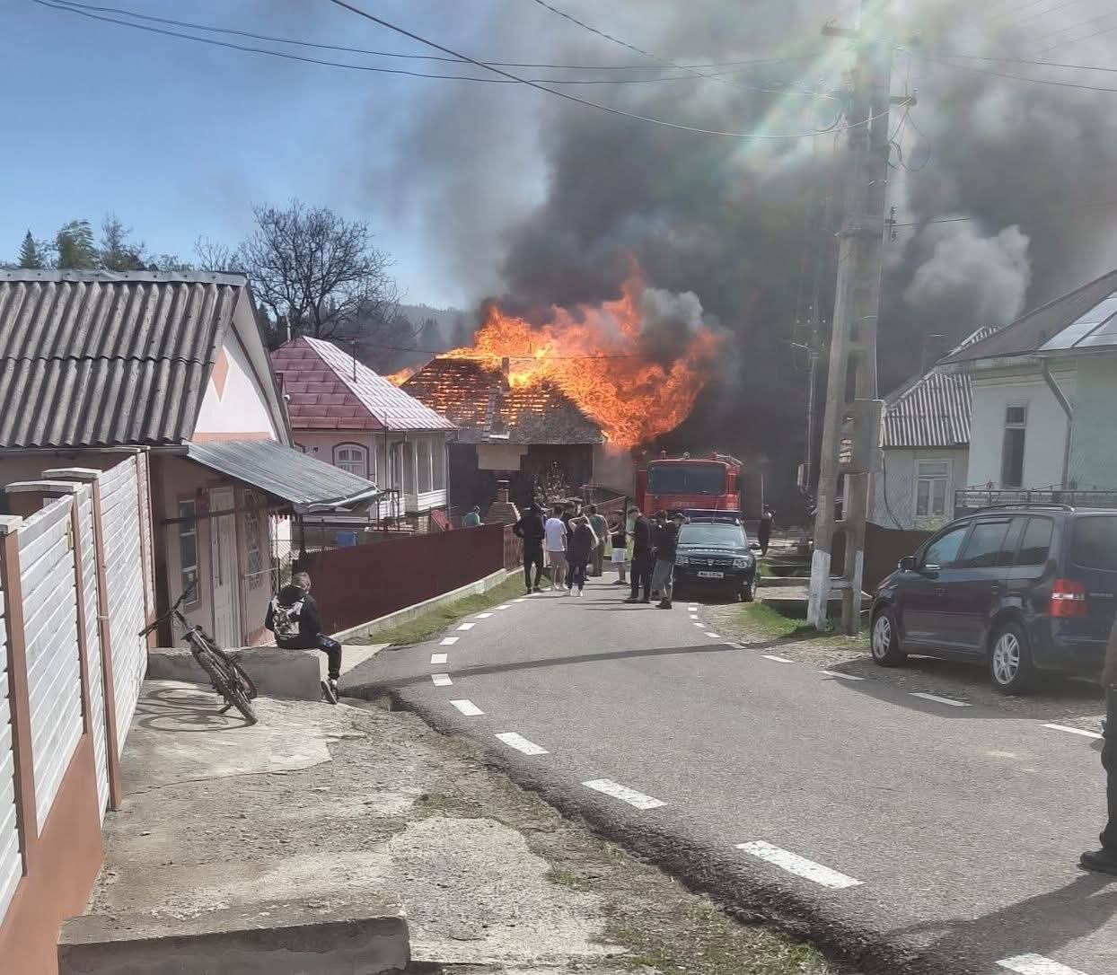 You are currently viewing Incendiul din Vrancea s-a extins la 32 de case