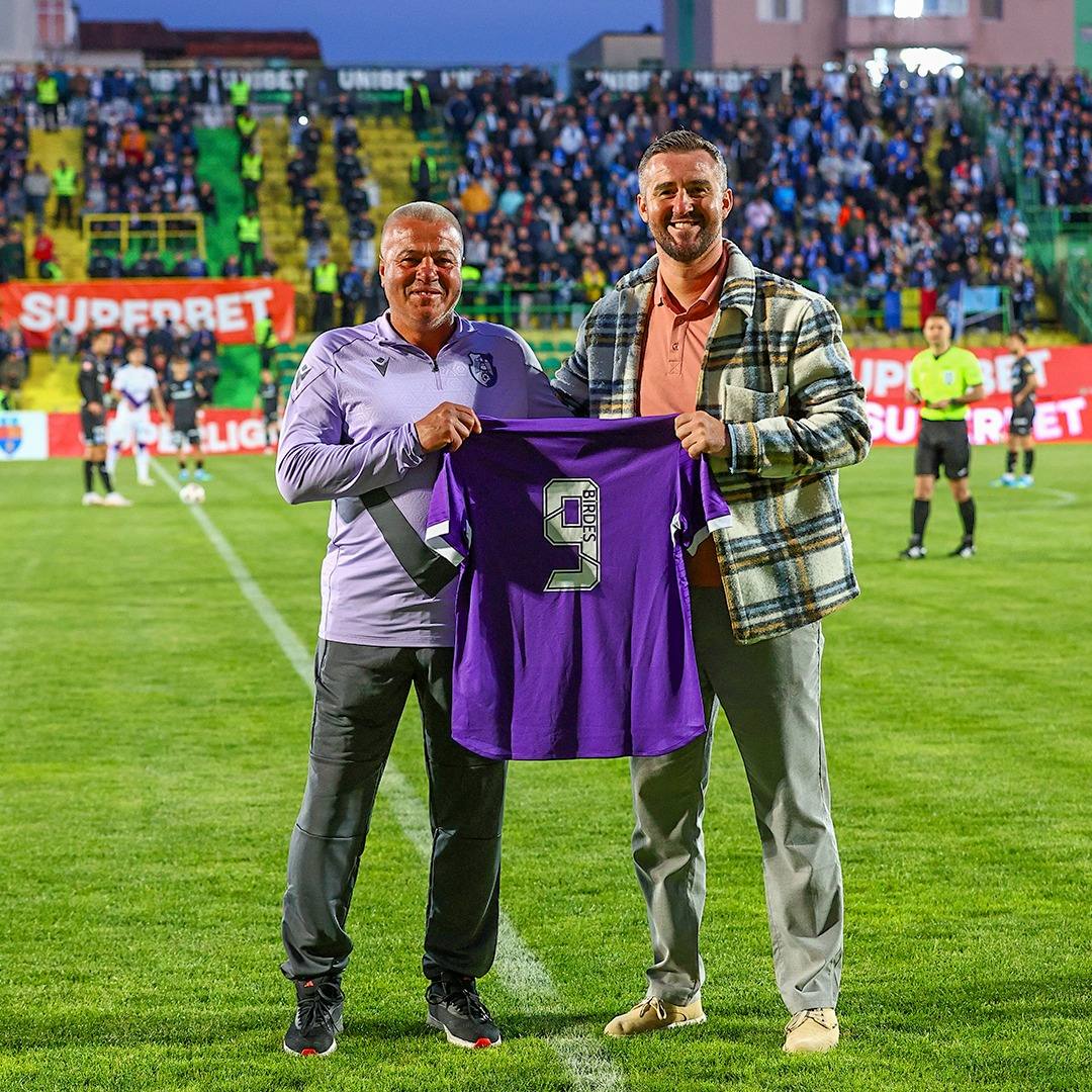 You are currently viewing Lovitura de start a meciului dintre FC Argeș și Universitatea Craiova a fost dată, simbolic, de târgovișteanul Vasile Bârdeș, un nume respectat de suflarea „alb-violetă”