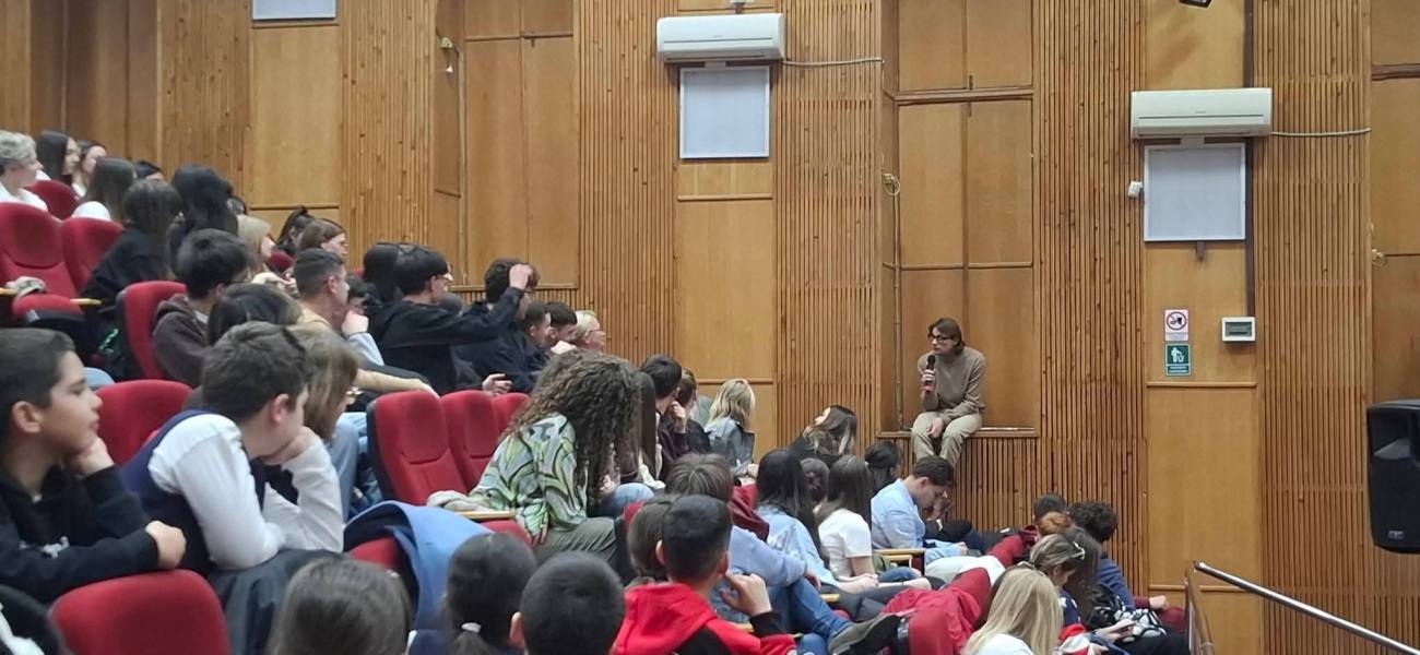 You are currently viewing Actorul Marius Manole, față în față cu liceenii dâmbovițeni