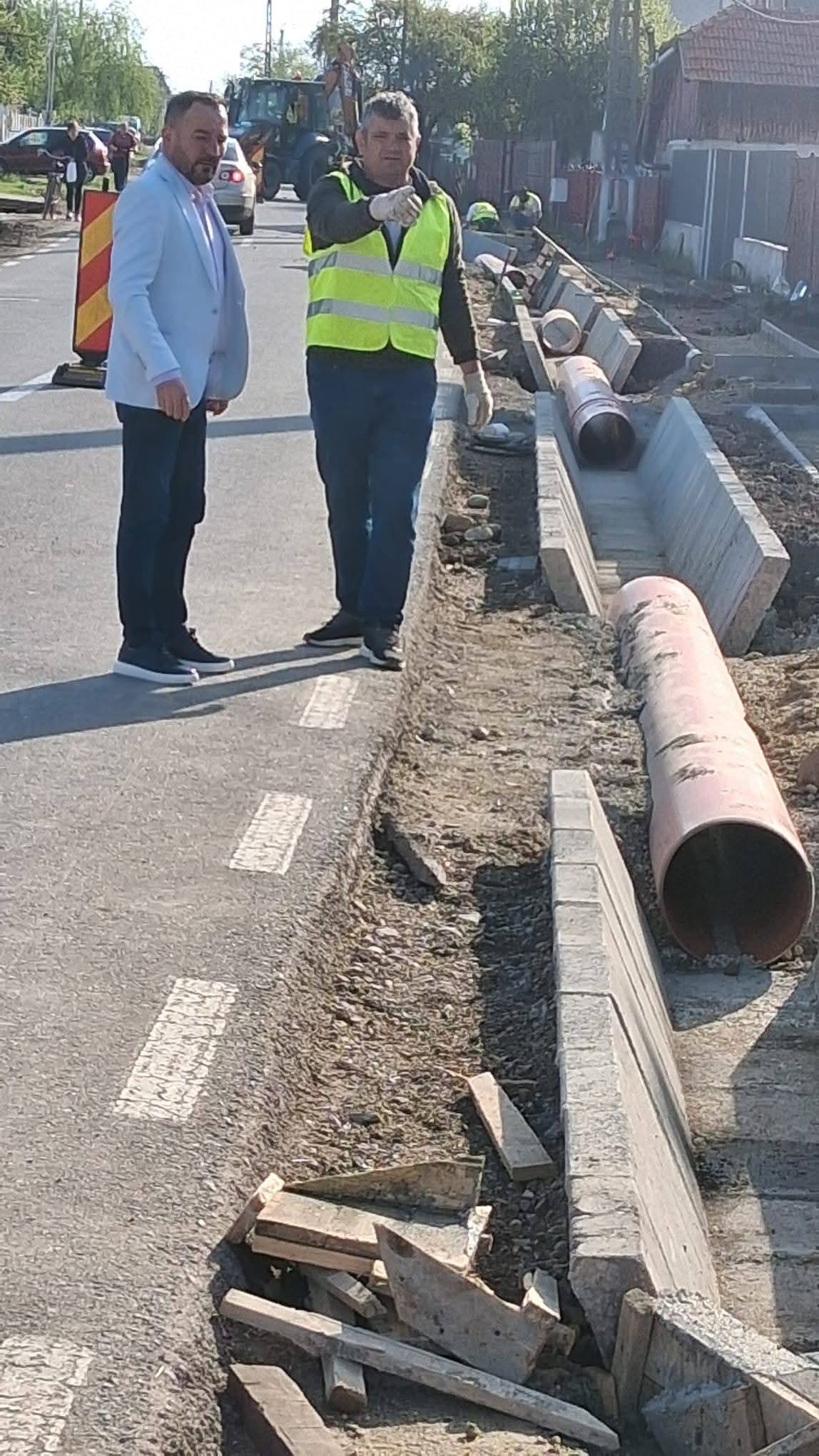You are currently viewing Lucrări în desfășurare pe strada Nucetului din Gura Șuții. Primarul Marian Dinu a verificat stadiul investiției