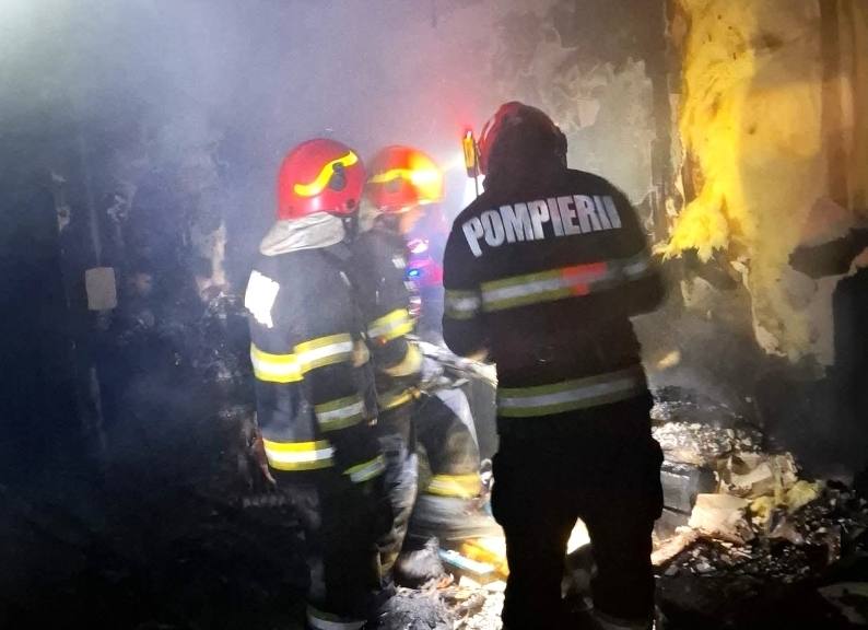 You are currently viewing Un incendiu puternic a cuprins o casă din municipiul Târgoviște! Pompierii au intervenit!