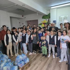 Read more about the article COPIII DIN CENTRE SOCIALE AU PRIMIT DARURI PASCALE DIN PARTEA BISERICII