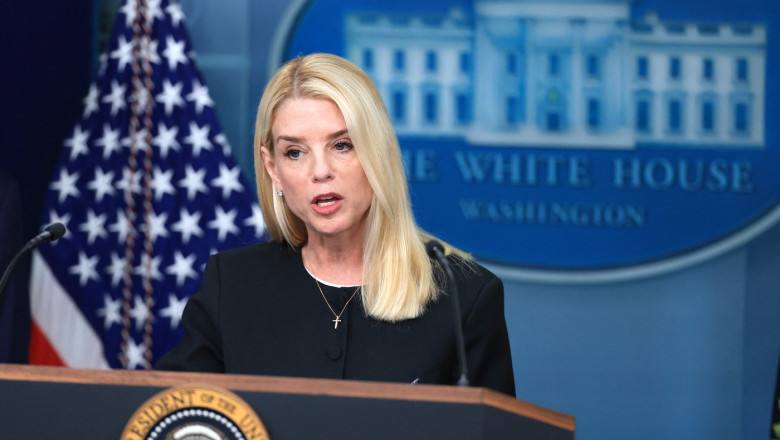 You are currently viewing Domnul Trump a demis-o pe Pam Bondi, procurorul general al Americii