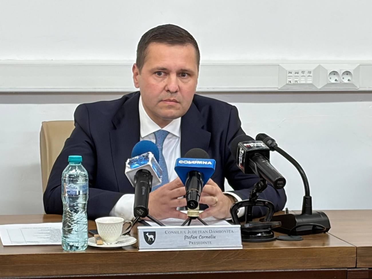 You are currently viewing Corneliu Ștefan, ironic în ședința CJD: Aceasta este reforma Guvernului, să mai angajăm încă 200 de oameni