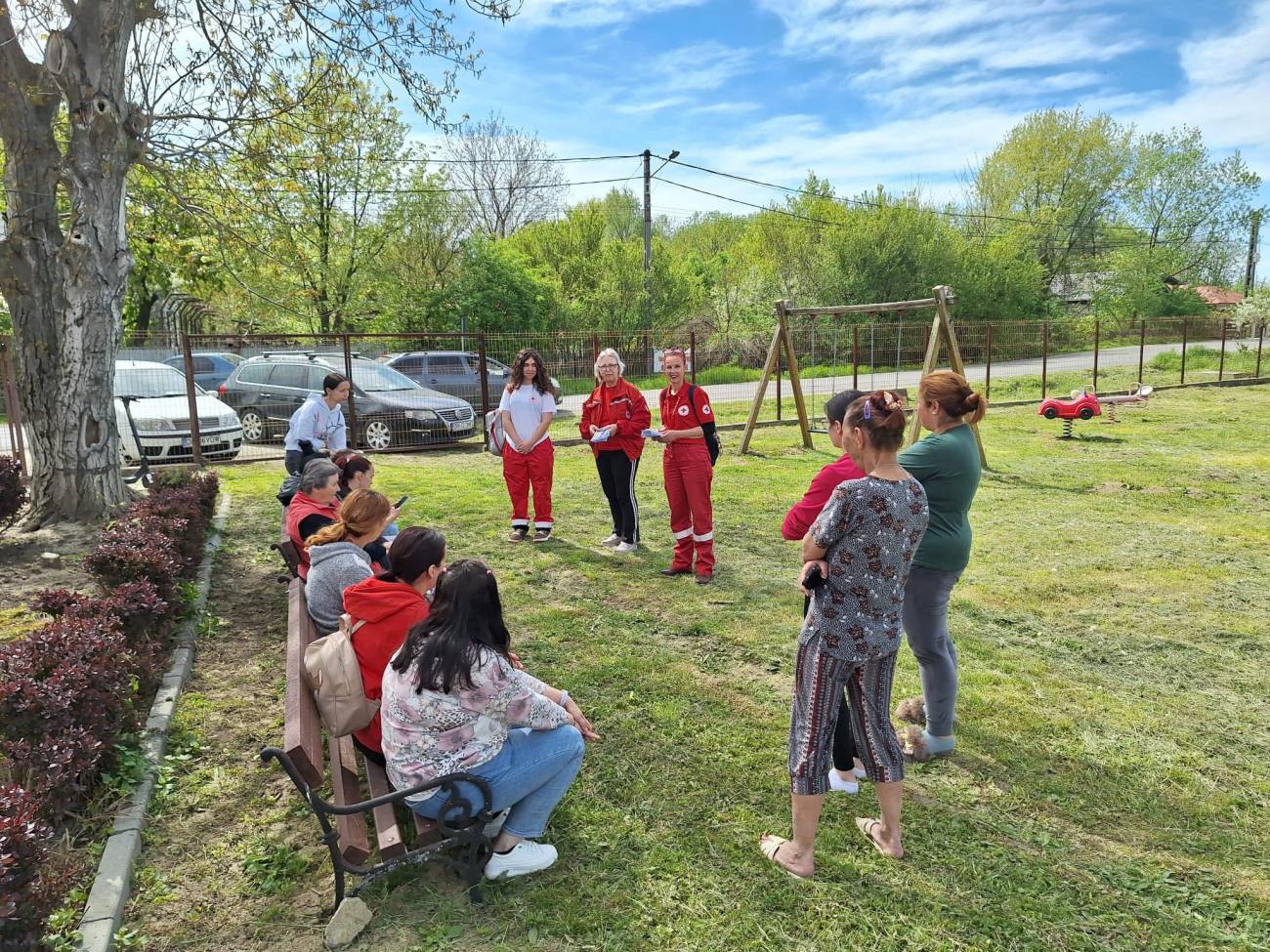 You are currently viewing Campania de informare privind importanța vaccinării continuă în județul Dâmbovița. Voluntarii Crucii Roșii, au ajuns în zona Titu