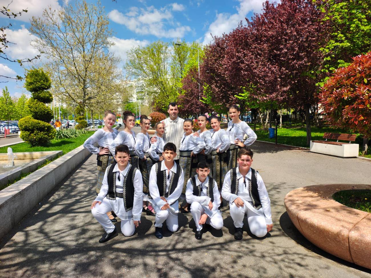 You are currently viewing Ansamblul „Cununa Nucetului”, pe podium, la un concurs național