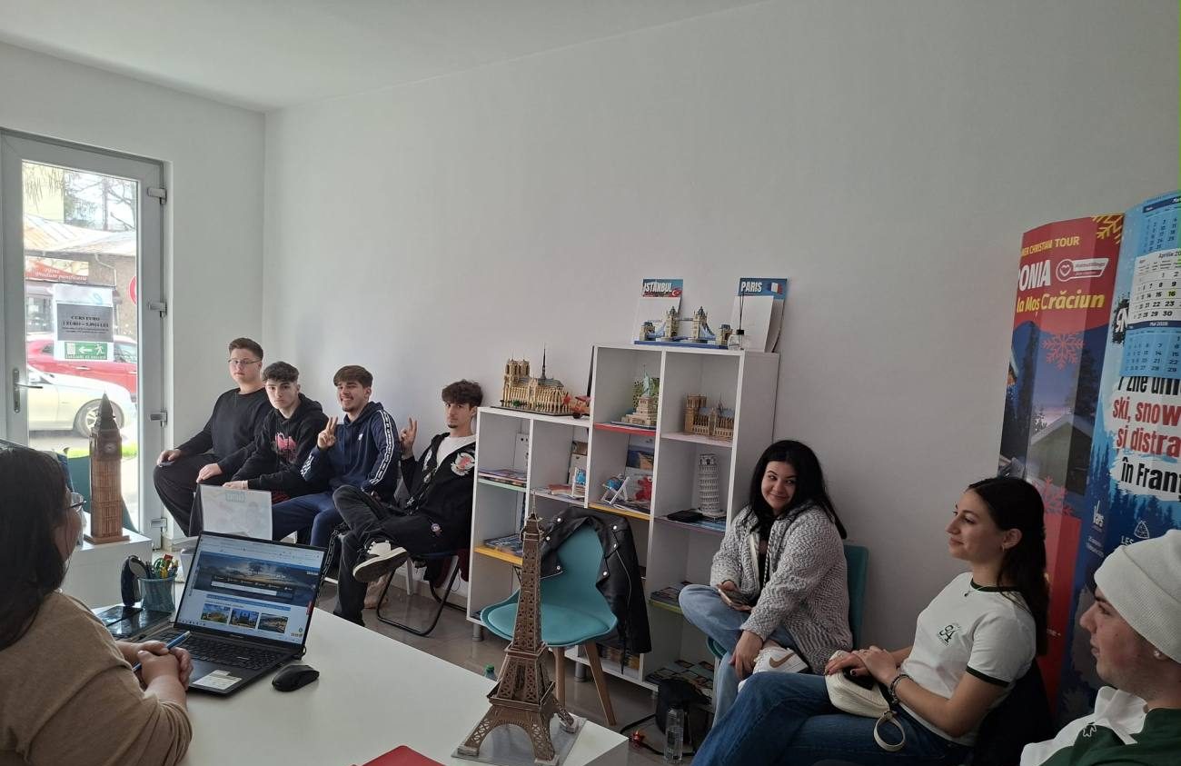 You are currently viewing Elevii Colegiului Economic „Ion Ghica” descoperă culisele turismului, în practică la o agenție din Târgoviște