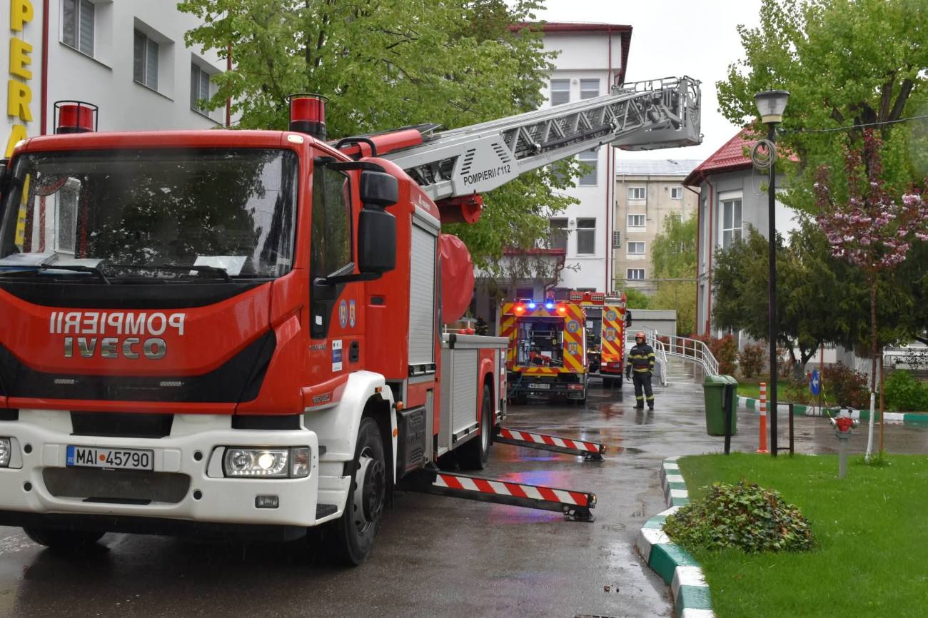 You are currently viewing Simulare de incendiu la Spitalul Județean Târgoviște. Peste 100 de persoane evacuate în cadrul unui exercițiu de amploare al pompierilor dâmbovițeni
