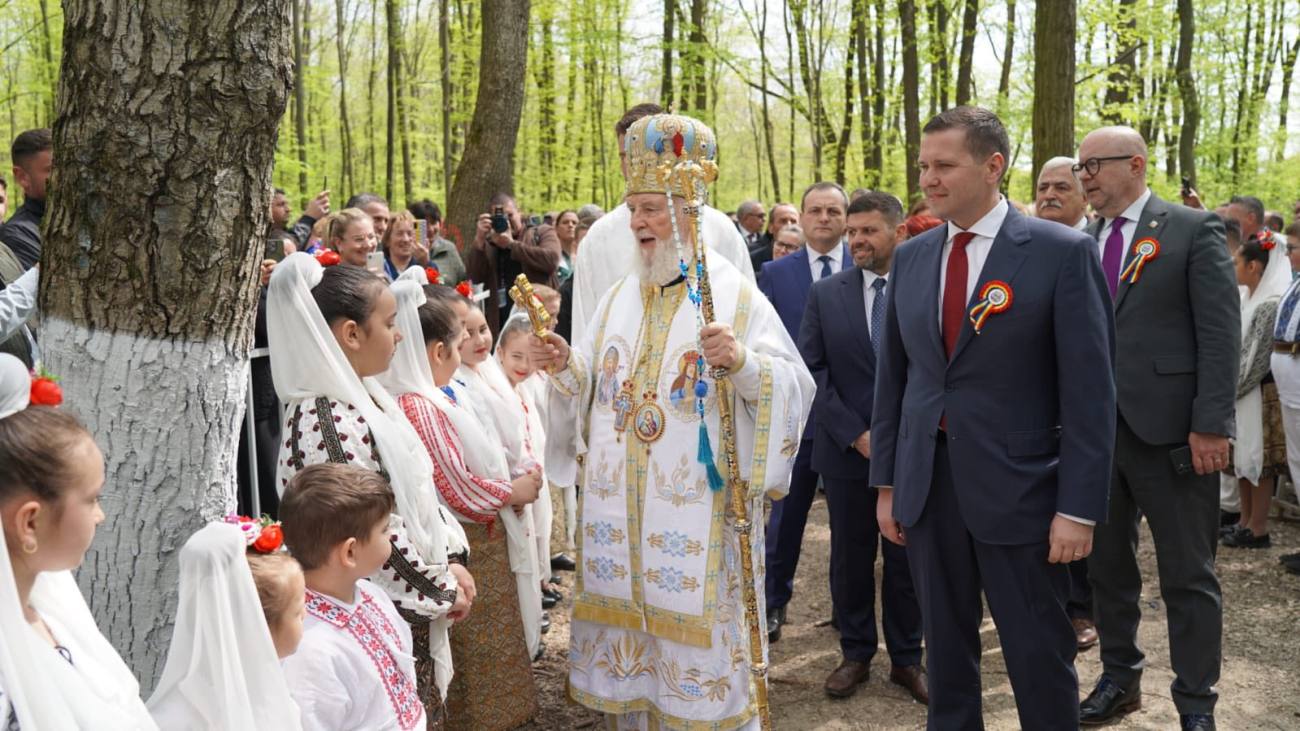 You are currently viewing Autoritățile dâmbovițene, alături de comunitatea din Nucet, de Izvorul Tămăduirii