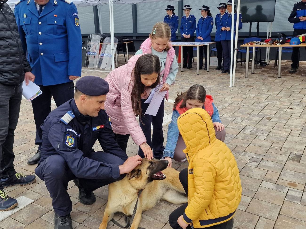 You are currently viewing Jandarmii dâmbovițeni, în mijlocul comunității, de ziua armei pe care o reprezintă