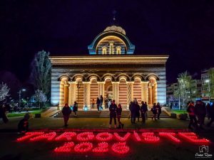 Read more about the article Mii de candele au luminat, aseară, Târgoviștea, după Denia celor 12 Evanghelii. „Calea Luminii”, simbol al credinței și speranței