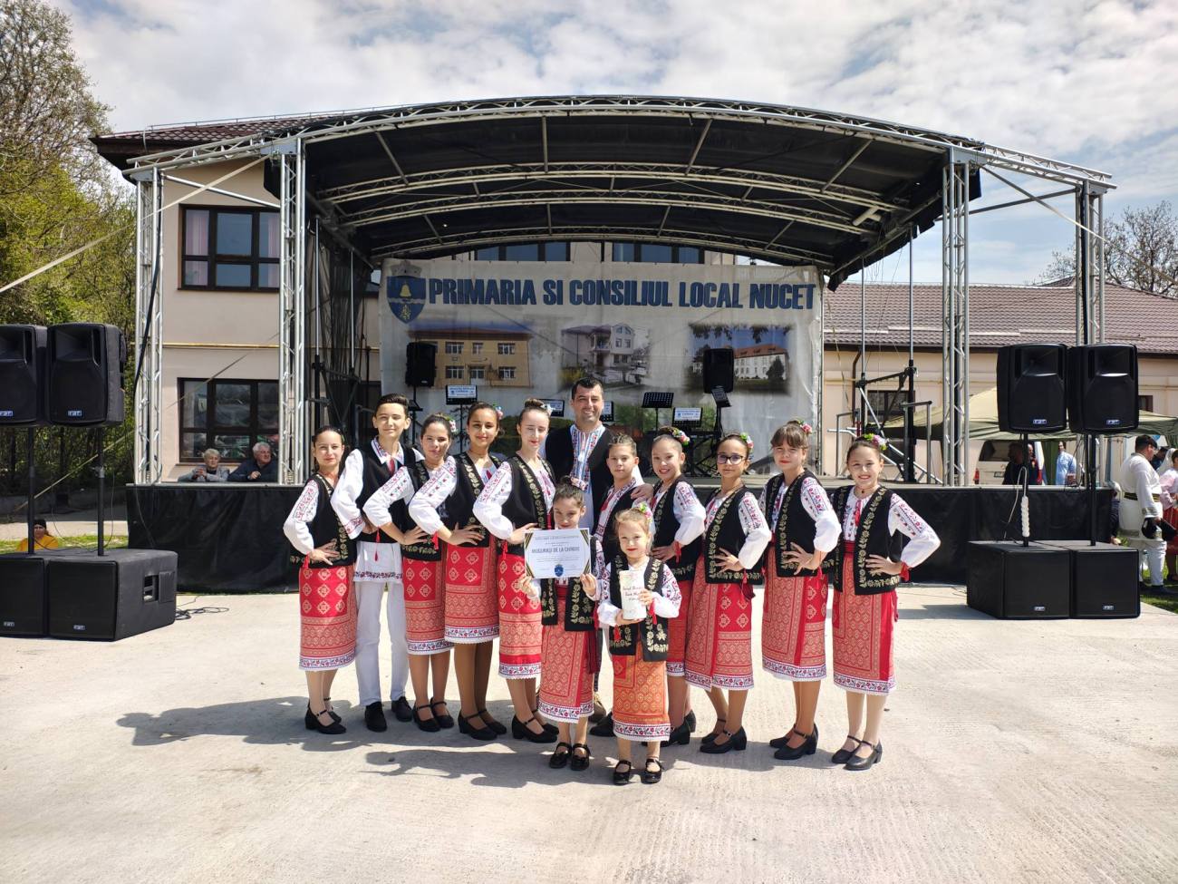 You are currently viewing Tradiția, dusă mai departe de „Mugurașii de la Chindie”, la Nucet