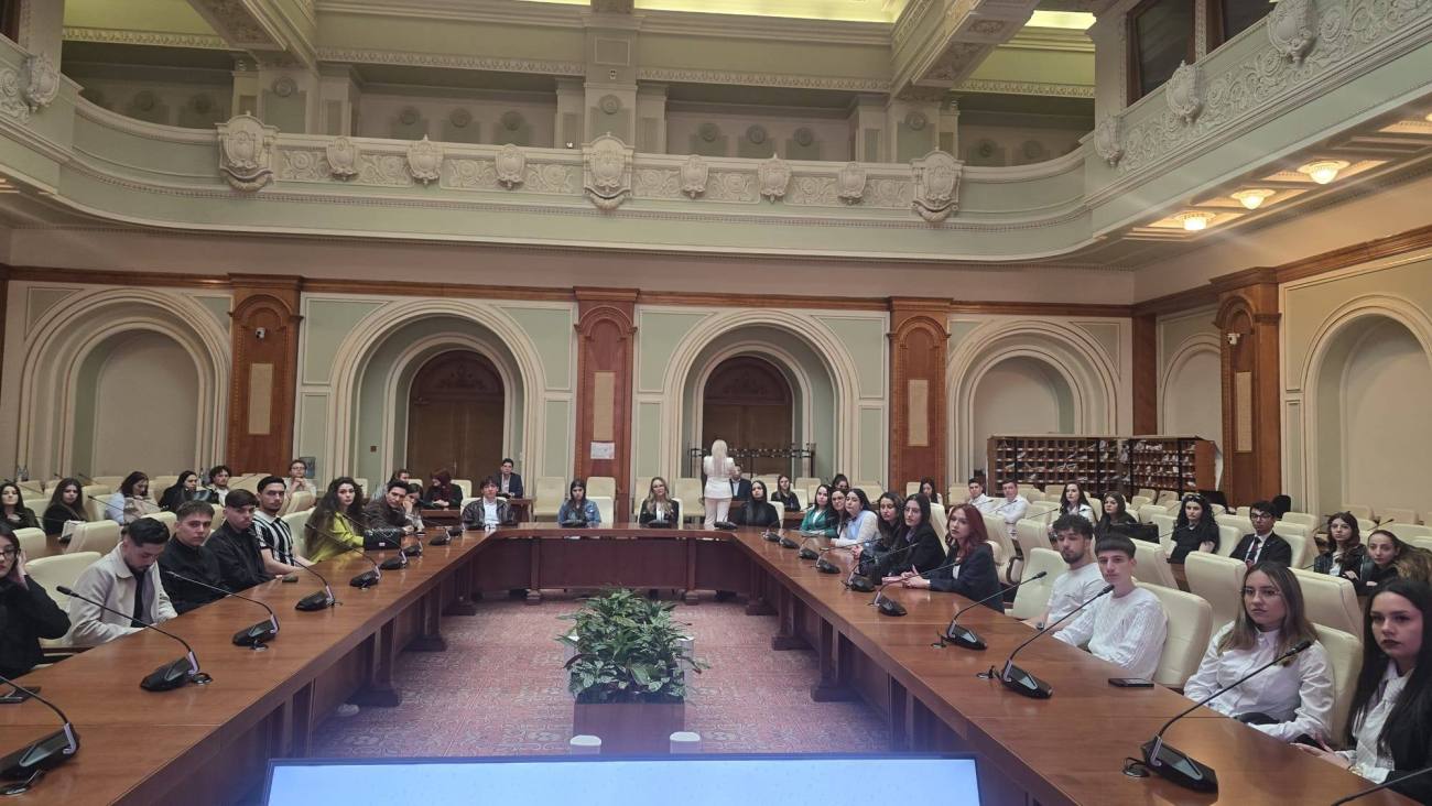 You are currently viewing Studenții UVT, în vizită la Parlament: Realitatea se înțelege cel mai bine de la firul ierbii