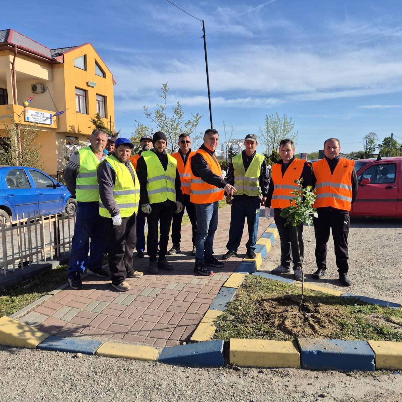 You are currently viewing Acțiune de înfrumusețare a comunii Petrești – 250 de trandafiri, plantați de administrația locală