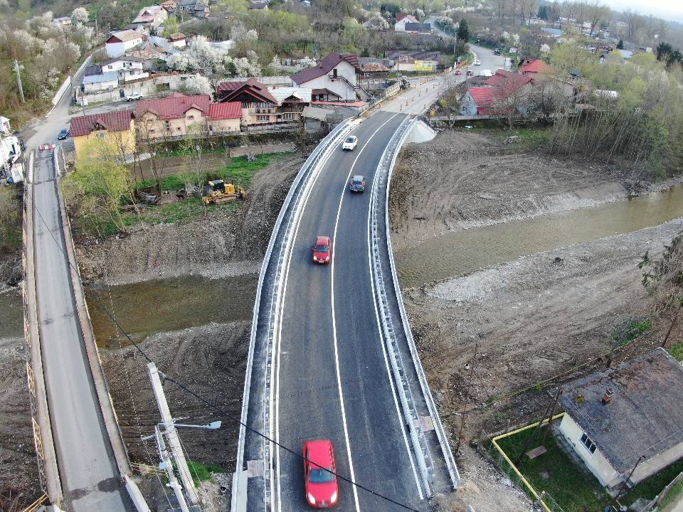 You are currently viewing Primar Pucioasa după redeschiderea podului peste Bizdidel: Am făcut această operațiune în liniște, spășiți, conștienți fiind de neputința noastră dar și de disconfortul creat atâta amar de timp