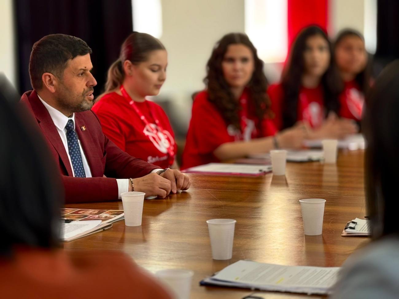 You are currently viewing Salvați Copiii aduce în prim-plan vocea tinerilor, în dialog cu prefectul județului Dâmbovița