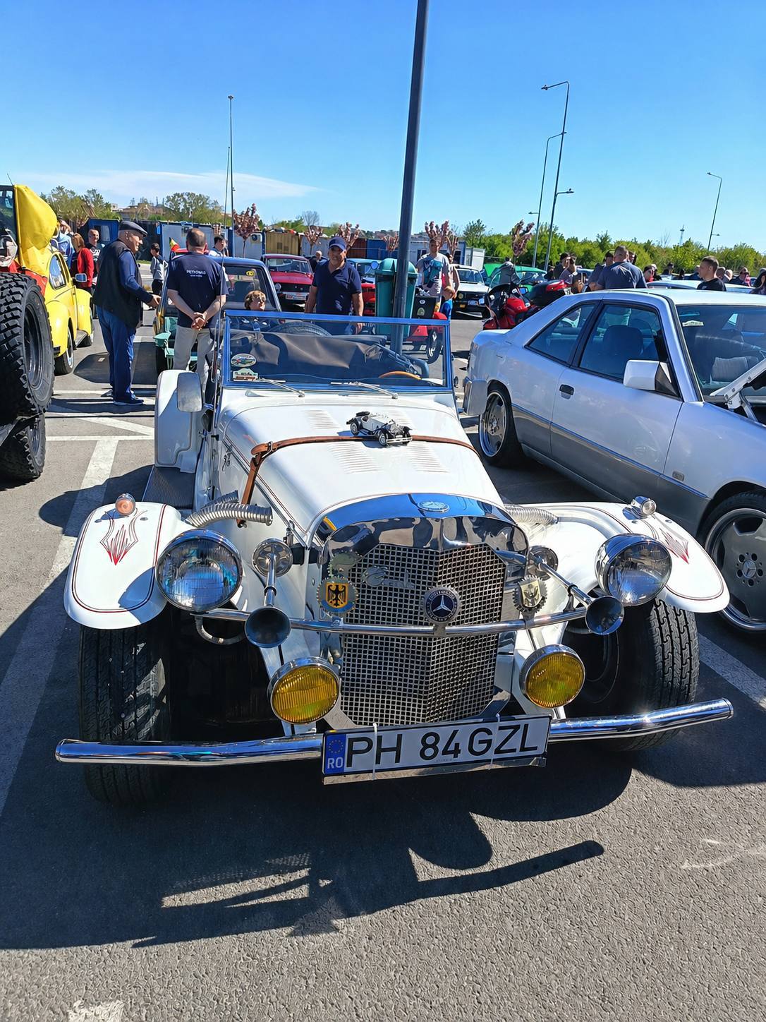 You are currently viewing Retroparada Primăverii a adus la Târgoviște zeci de bijuterii pe patru roți, în parcarea Dâmbovița Mall