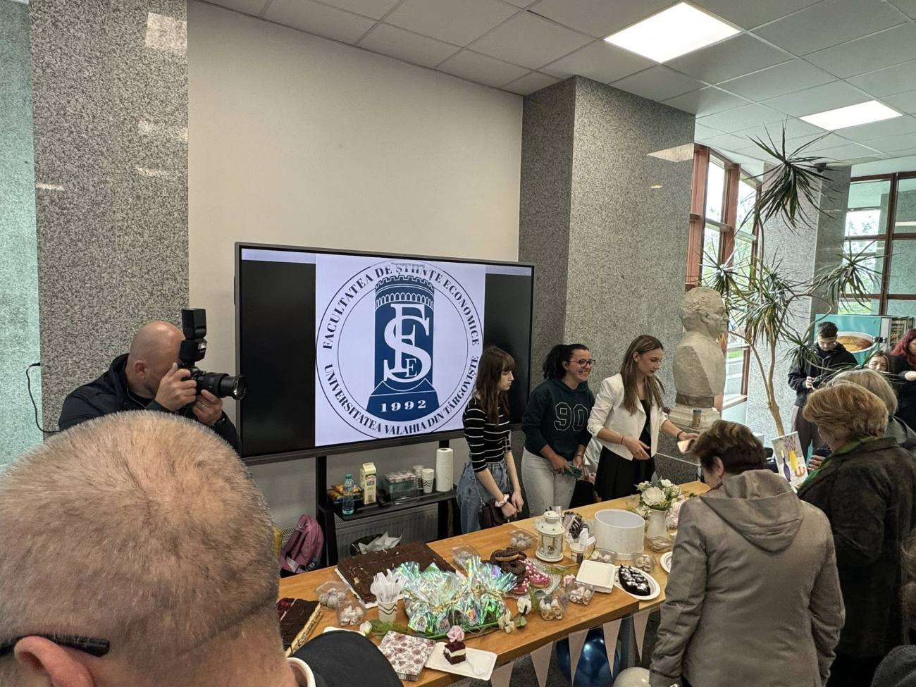 You are currently viewing Lecție de solidaritate la Târgoviște – studenții de la Jurnalism au organizat un târg caritabil pentru o colegă