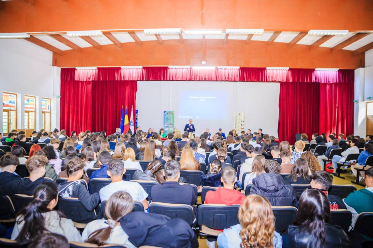 You are currently viewing Elevii din Titu, „Sub scanerul adevărului”. Lecție interactivă despre responsabilitate la Liceul „I.C. Vissarion”