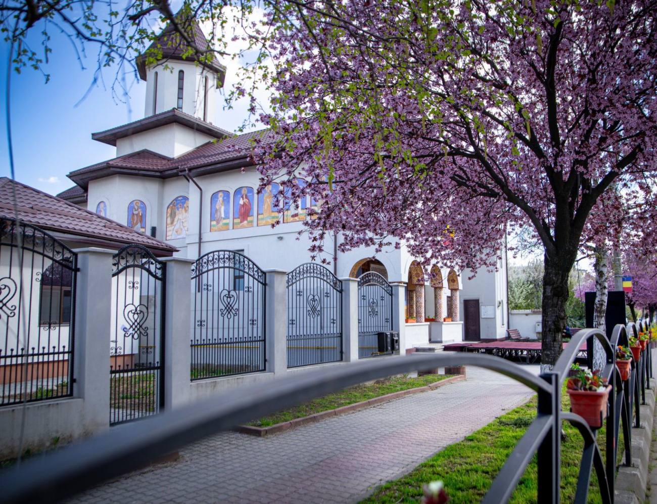 You are currently viewing La Titu, în prag de Paște, bisericile au fost împrejmuite cu flori în semn de respect și credință