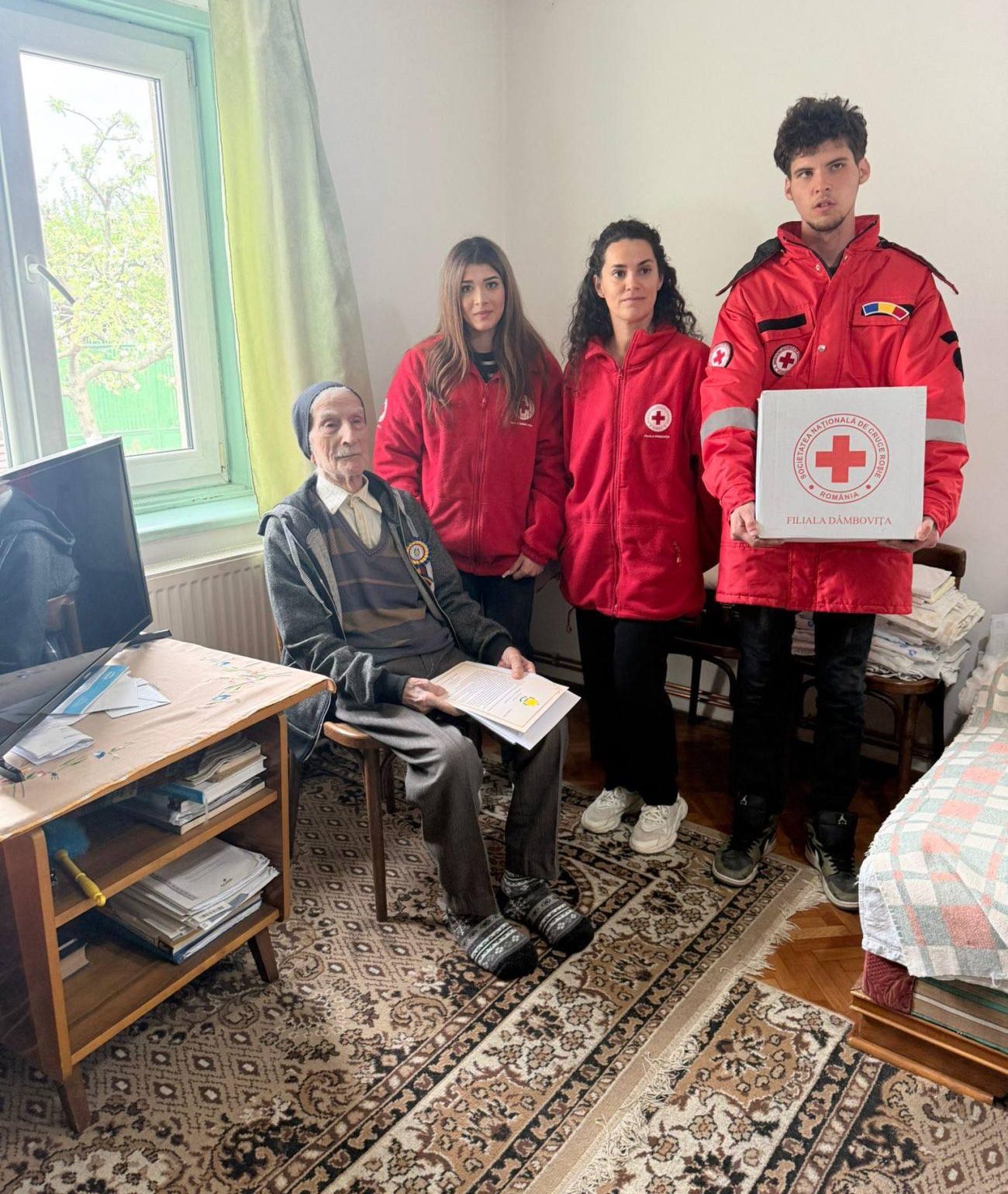 You are currently viewing Ziua Veteranilor de Război, marcată în județul Dâmbovița. Voluntarii Crucii Roșii, alături de cei care au scris istoria