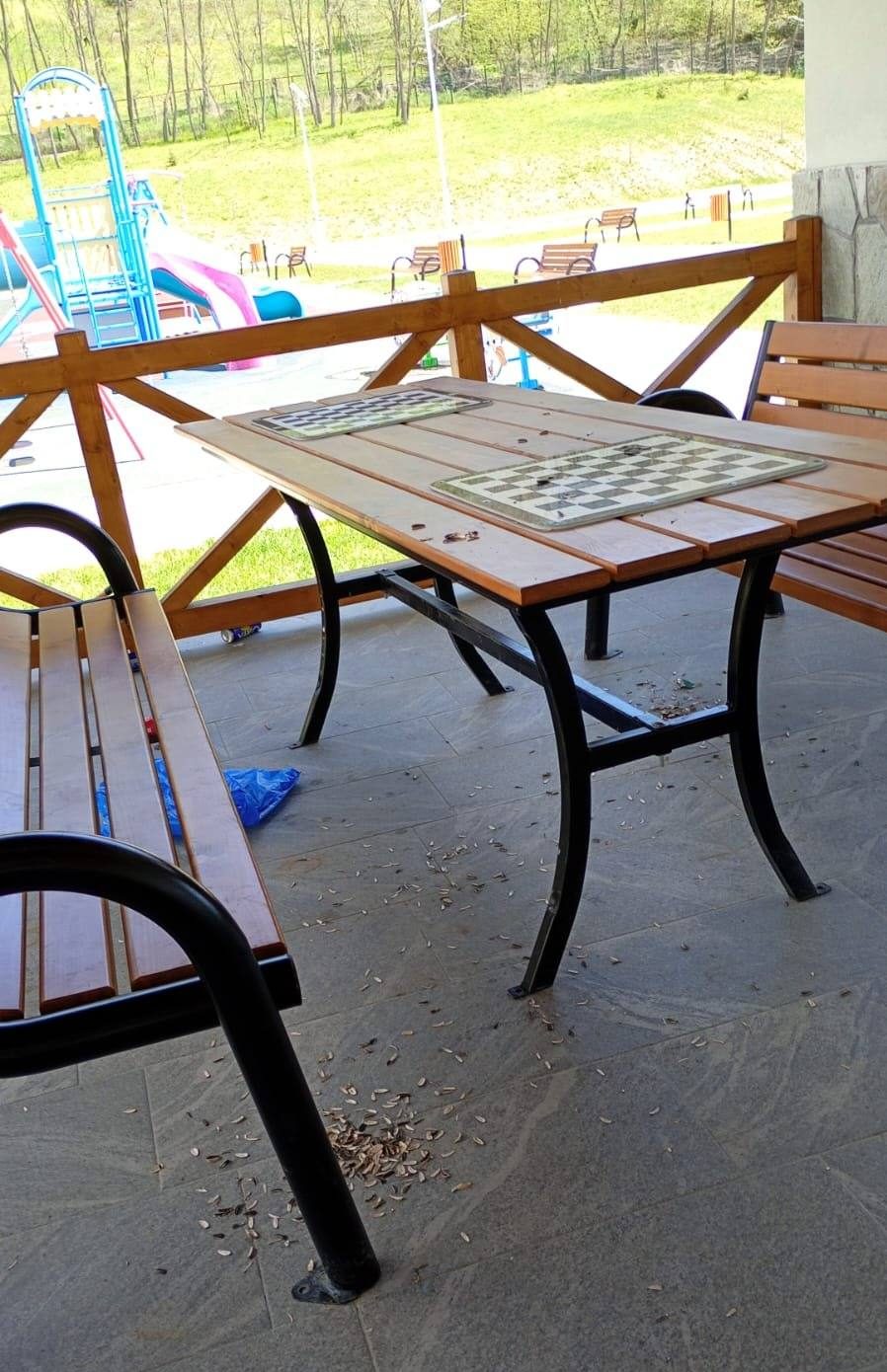 You are currently viewing Un parc îngrijit, tratat ca un coș de gunoi, la Vulcana-Pandele. Mesajul edilului către locuitorii comunei