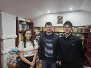 Read more about the article Ionuț Vulpescu continuă tradiția burselor de merit acordate elevilor din Dobra, în memoria tatălui său