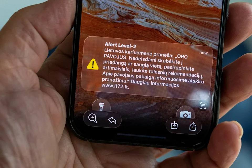 You are currently viewing Lituania închide un aeroport și emite un avertisment de „pericol aerian” din cauza unor drone care au ajuns în spațiul său aerian