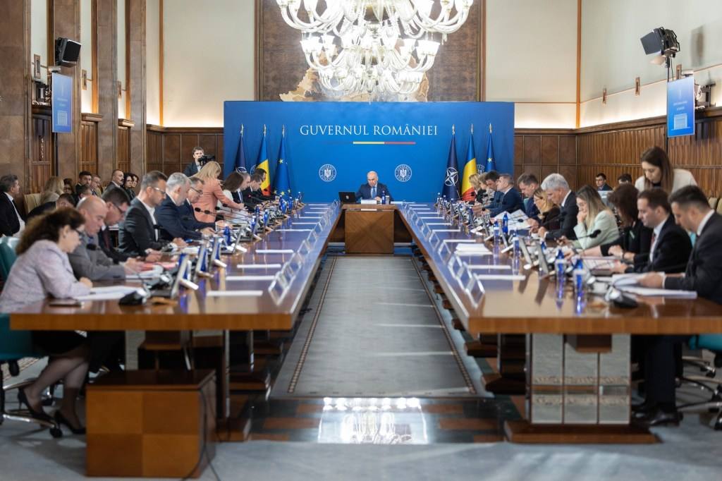You are currently viewing Guvernul a adoptat legea care limitează cumulul pensiei speciale cu salariul pentru persoanele care lucrează în sectorul public