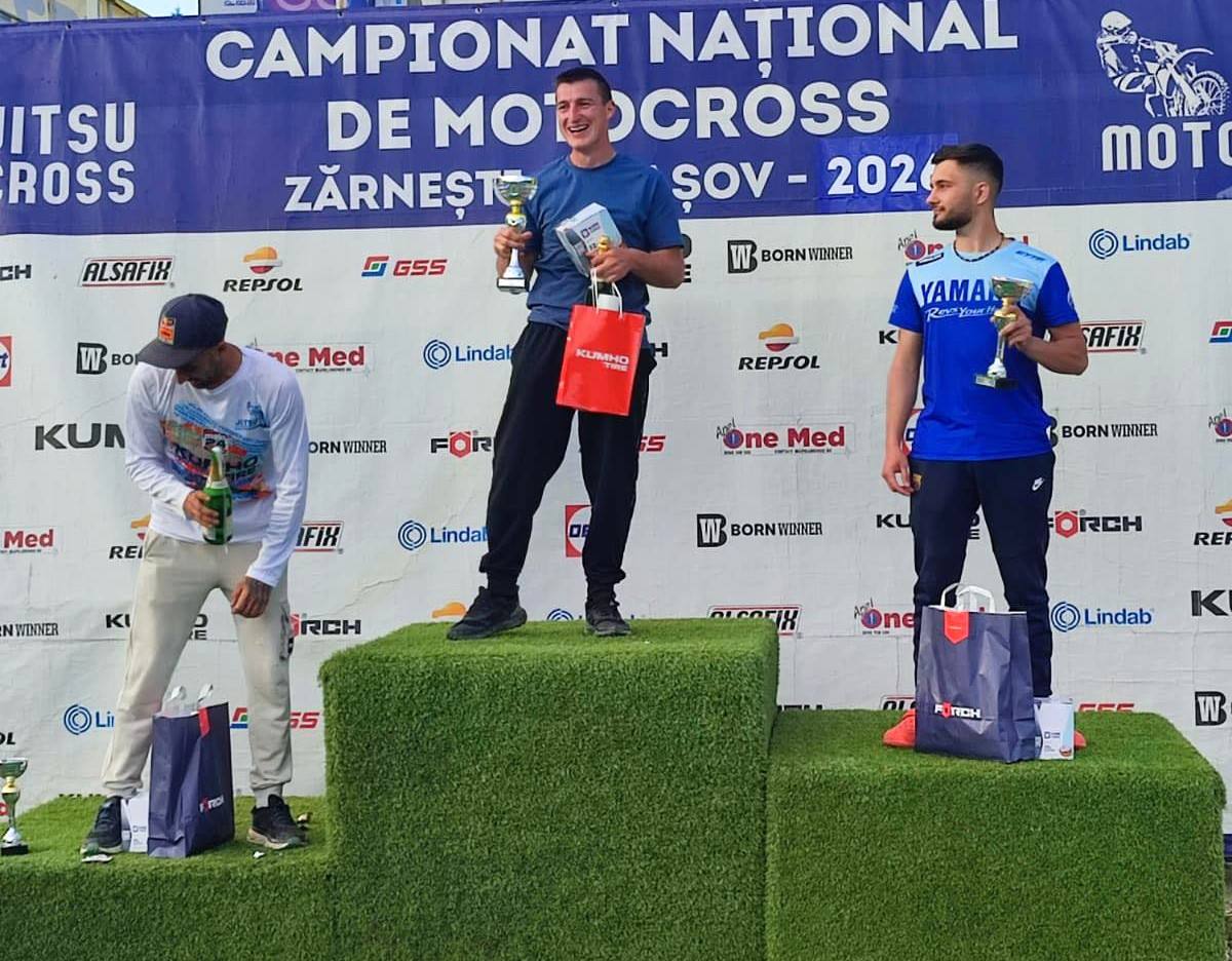You are currently viewing Flacăra Moreni scrie din nou istorie în motociclism! Răzvan Topală, lider în România la Amatori MX1