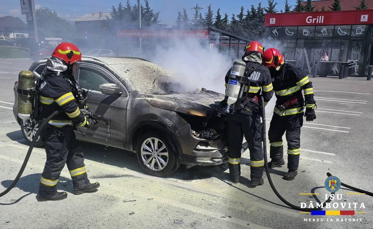 You are currently viewing Un autoturism a luat foc pe strada Magrini din municipiul Târgoviște