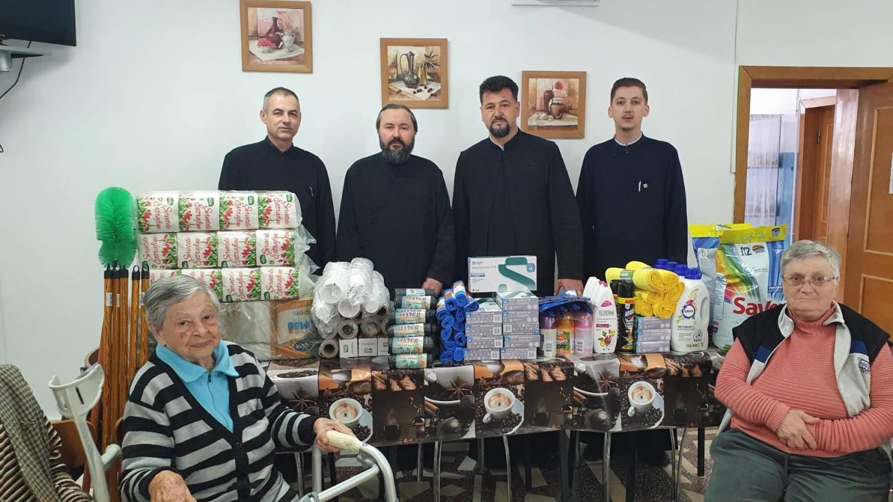 You are currently viewing SLUJITORII CATEDRALEI DIN TÂRGOVIȘTE AU DESFĂȘURAT O ACȚIUNE SOCIAL-FILANTROPICĂ ÎN APROPIEREA HRAMULUI SFÂNTULUI LĂCAȘ