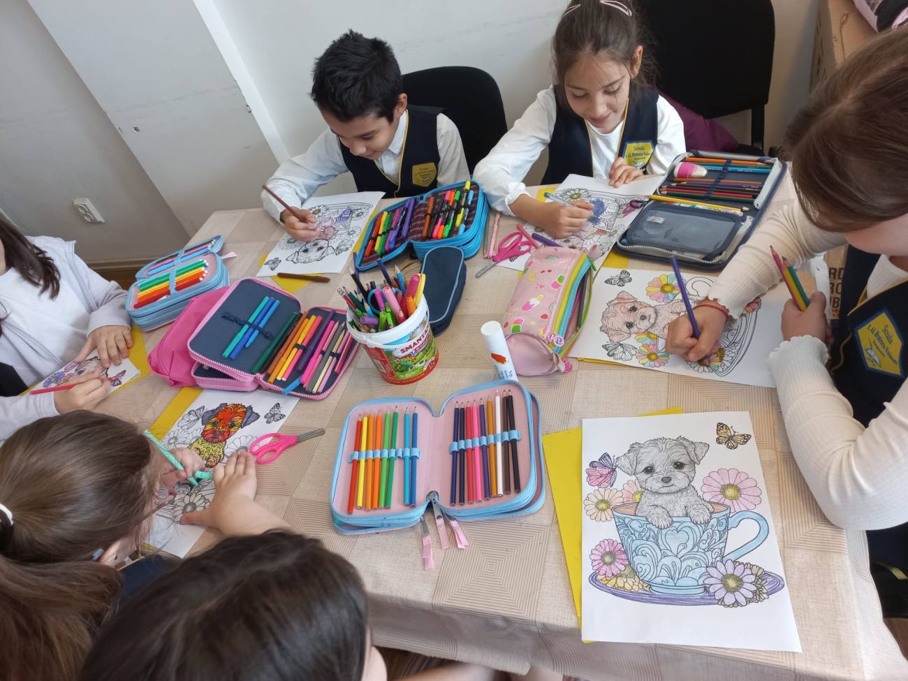 You are currently viewing Noi ateliere de artă la Centrul Social Creștin în parteneriat cu Școala „Ion Alexandru Brătescu Voinești”