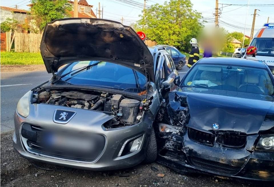 You are currently viewing Patru autoturisme au fost implicate într-un teribil accident rutier în comuna Aninoasa!