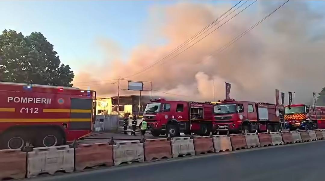 You are currently viewing Incendiu cu degajări mari de fum la un depozit de cauciucuri din Bragadiru