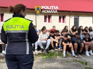 Read more about the article ACTIVITĂȚI PREVENTIVE DESFĂȘURATE DE POLIȚIȘTII BIROULUI SIGURANȚĂ ȘCOLARĂ