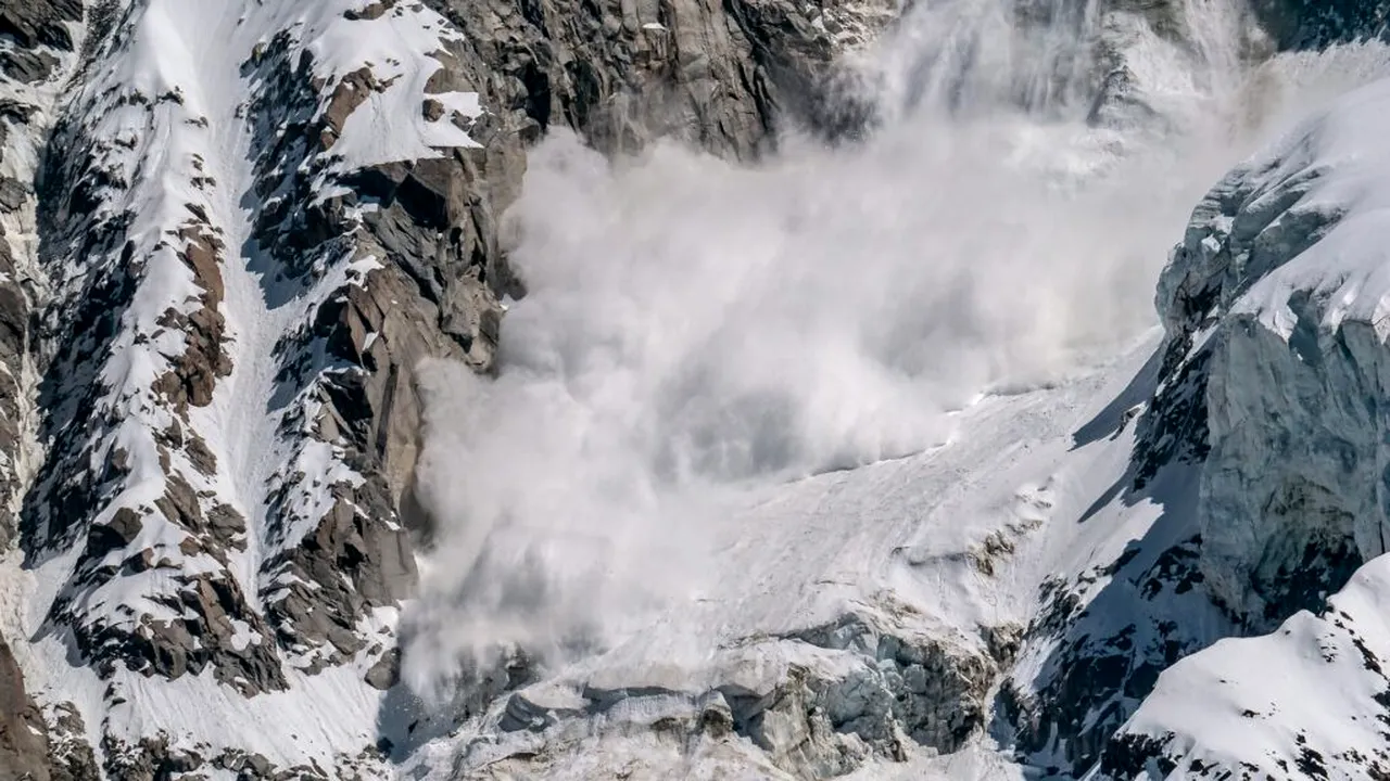 You are currently viewing ANM a redus riscul de avalanșă în Bucegi la pericol moderat pe crestele de peste 1800 de metri